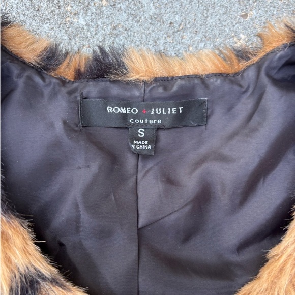 Romeo & Juliet Couture Faux Fur Vest in Brown and Black - Picture 2 of 4